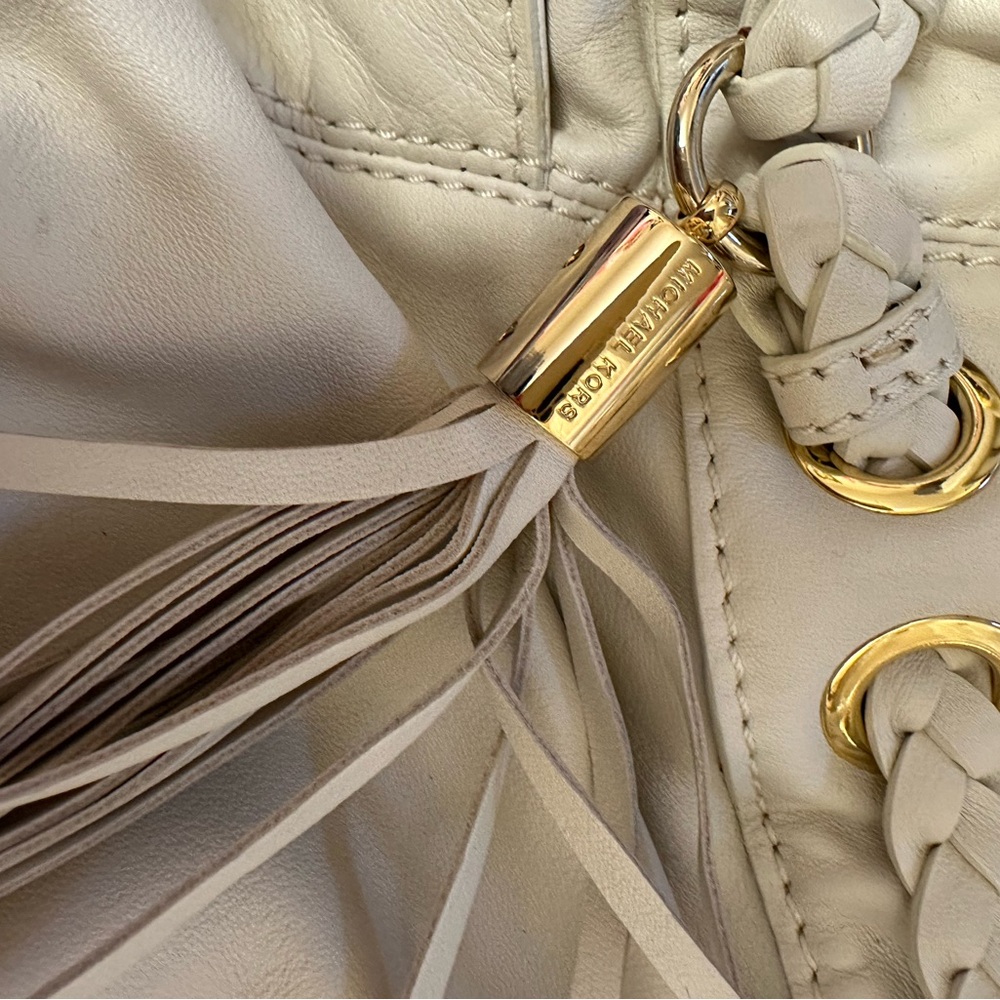 Stylish White Leather Handbag - Picture 6 of 13